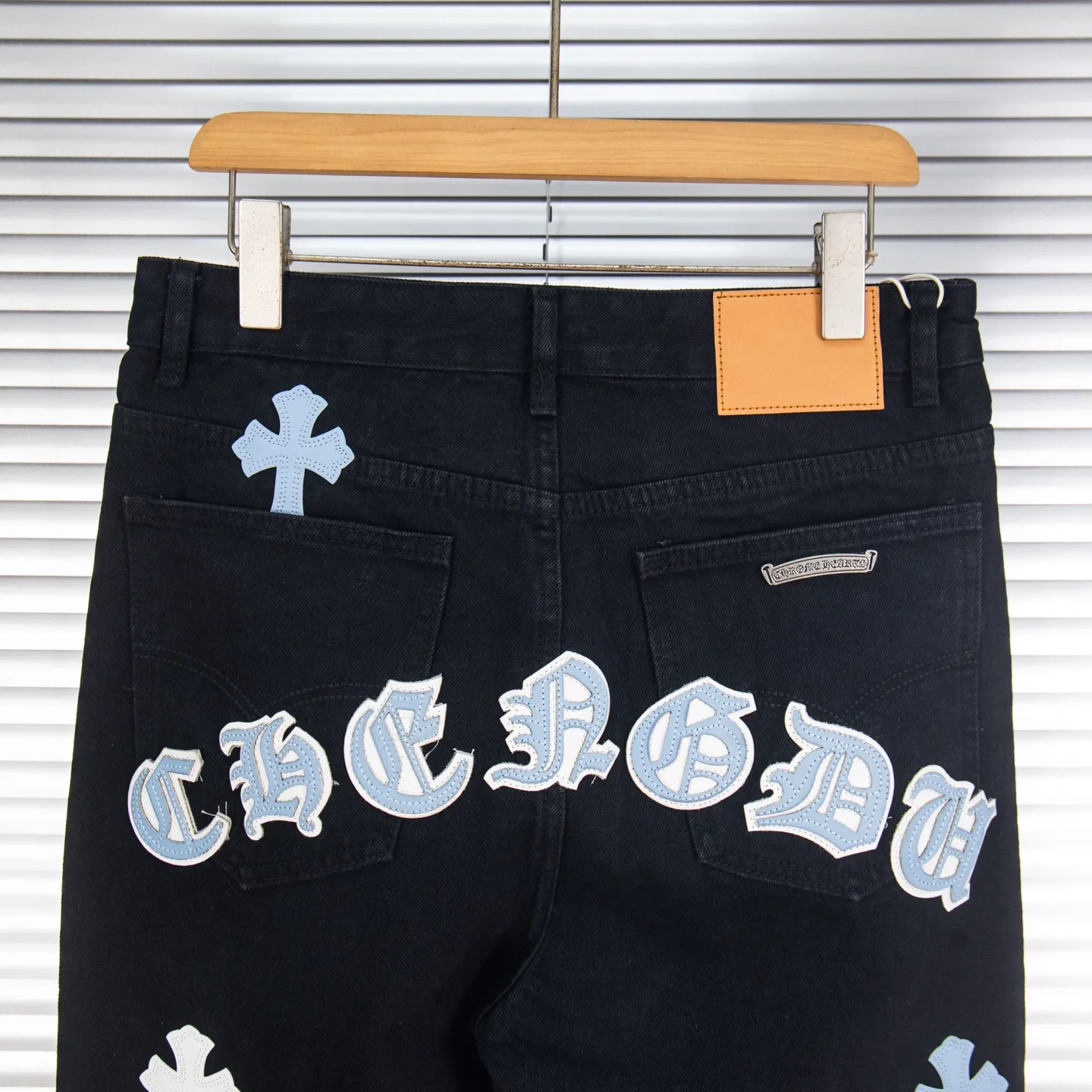 P260 Chrome Hearts Black Pants Sanskrit Blue and White Patch Leather Jeans CH jeans need to be washed before being dismantled and then hand-stitched with sheepskin cross leather and then spliced ​​together. The whole piece has too many craftsmanship to describe. The patches are decorated with cross patterns and the high-waisted washed jeans! ! Absolutely high-end luxury products, god-level single products and super popular products, made with top heavy industry, a must-see magic weapon. Customized hardware. The fabric is thick and soft after washing. It has good breathability. Customized small leather label. Unique design. The details are simple and elegant, and the workmanship is exquisite. The entire trousers are neatly routed and the details are in place! It’s so cool that both men and women can easily control the genderless trend! Style number: 1873# Color: black Size: 28 30 32 34